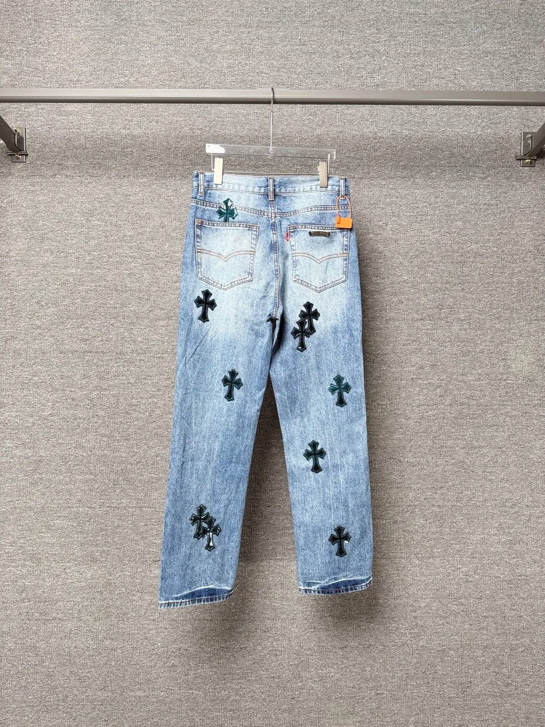 P290 💰 (top version) Croxin & 𝐂𝐡𝐫𝐨𝐦𝐞 𝐇𝐞𝐚𝐫𝐭 ss25 blue pants starry sky ripped button jeans. Styles with different wash textures are very friendly to people with thin legs. The slightly flared version perfectly modifies the leg shape. The timeless and moderate length makes it easy to match and match. It is the basis for various styles and is a must-have in your wardrobe! The fabric is stiff but also makes the upper body soft without losing texture. The washing process is even more perfect. It is a must-have item for everyone! ! ! Washed wheat, hang tag, pants label, complete with three labels Color: blue Size: 28-30-32-34-36 (corresponding to S-M-L-XL-XXL)